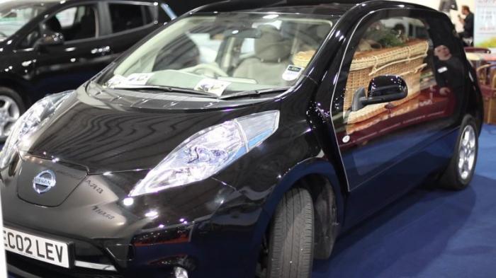 Nissan Leaf превратили в экологически чистый катафалк (7 фото)