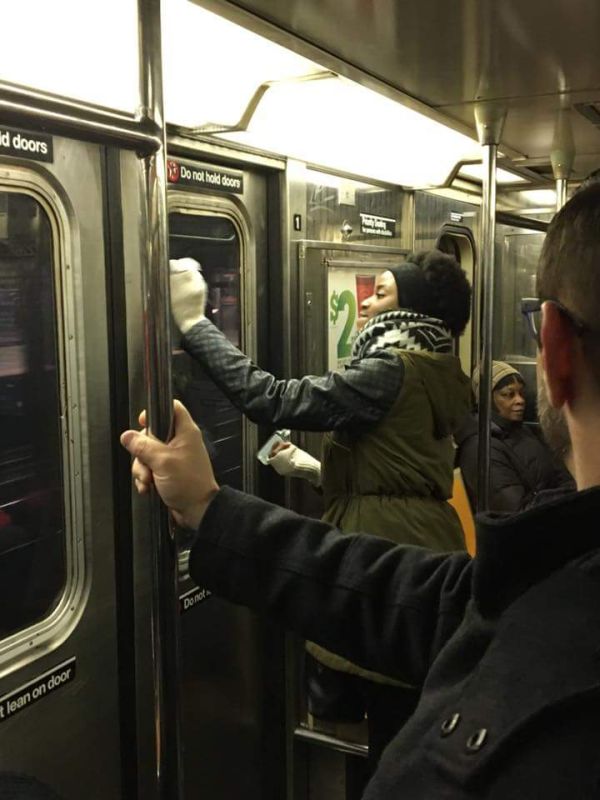 Пассажиры нью-йоркского метро очистили вагон от свастики (5 фото)