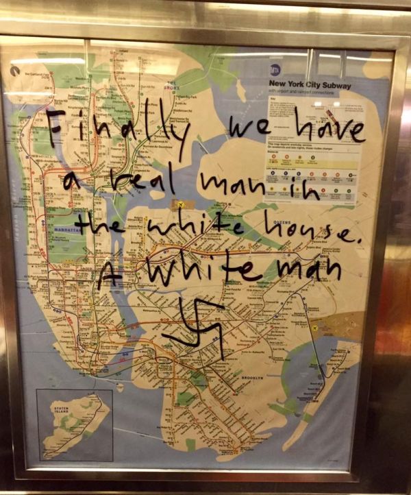 Пассажиры нью-йоркского метро очистили вагон от свастики (5 фото)