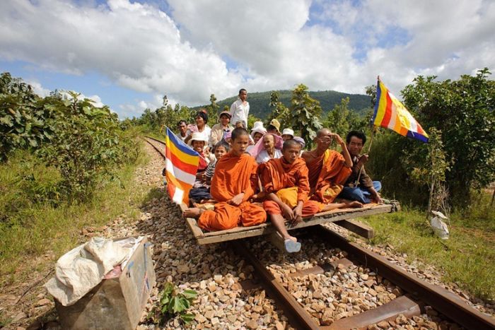 Поезд из бамбука (16 фото)