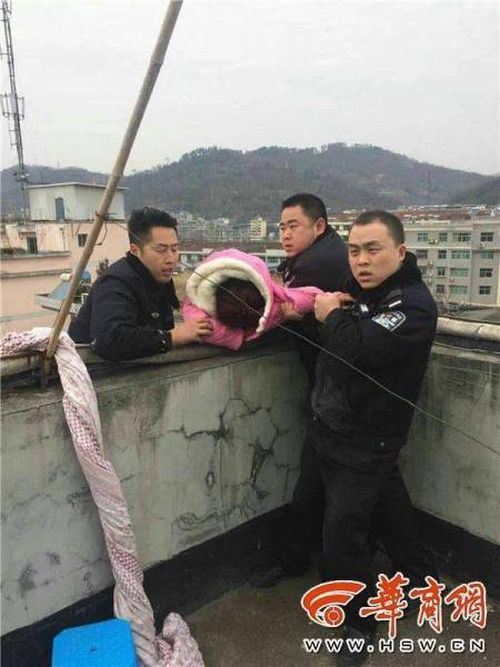 Мужчина спас жену от самоубийства, поймав ее за волосы (4 фото)