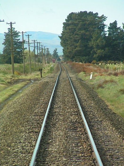 Прикольная железная дорога (3 фото)