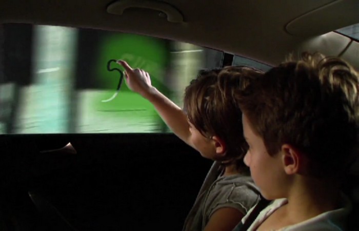 Toyota превратила пассажирское окно автомобиля в дисплей дополненной реальности (4 фото)