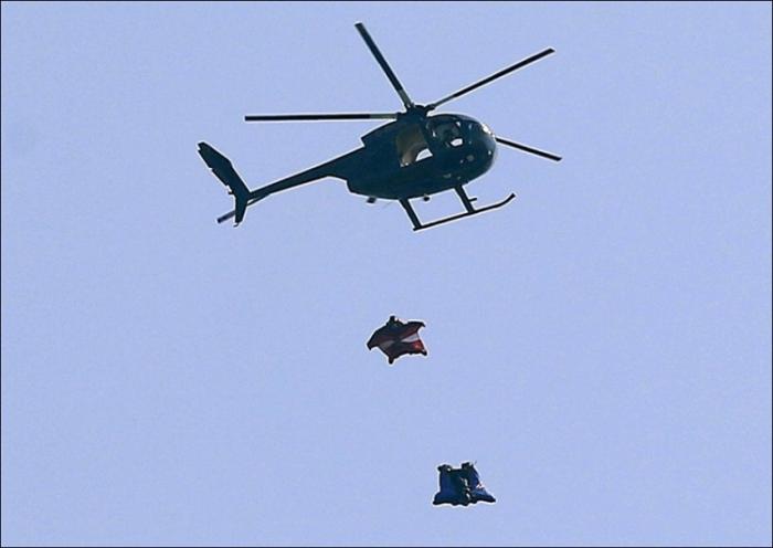 Прыжок с вертолета без парашюта (5 фото)