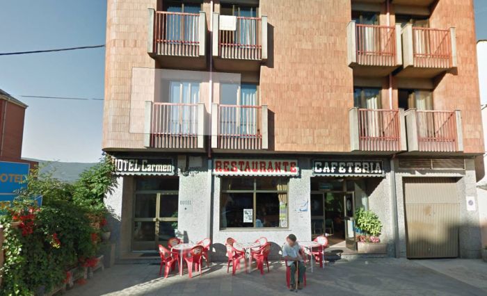 В Испании 120 румын сбежали из ресторана, не оплатив счет (2 фото)