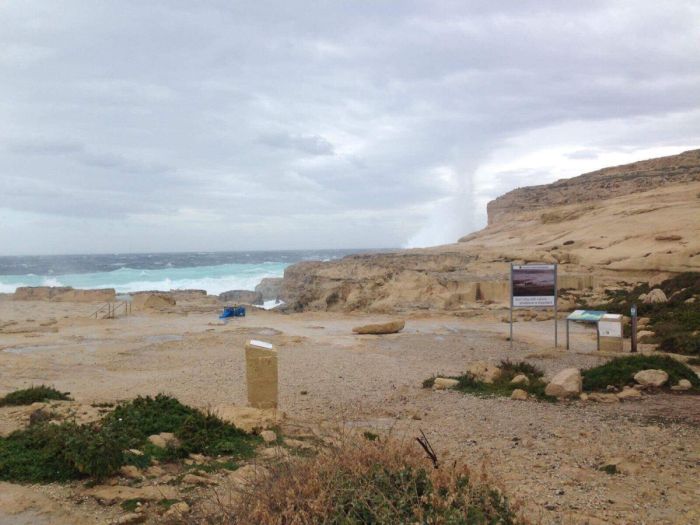 На Мальте обрушилась известная скала «Лазурное окно» (5 фото)