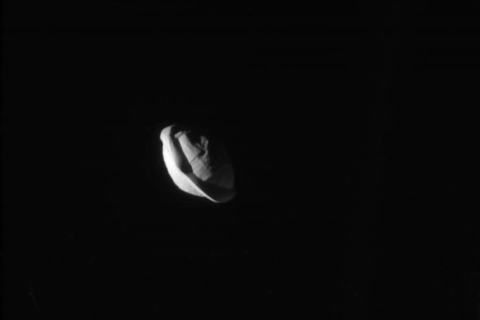 Спутник Сатурна Пан оказался похожим на гигантский пельмень (2 фото)