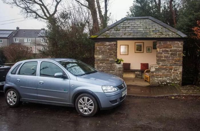  В британской деревне появилась  "уютная в мире" автобусная остановка (6 фото)