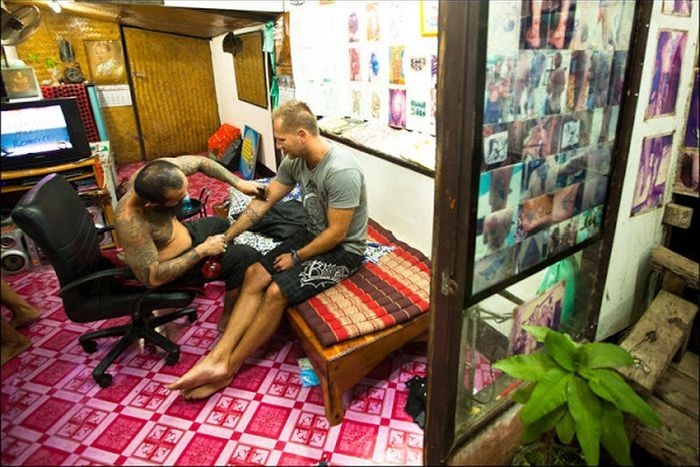  Как делают татуировки bamboo в Таиланде (10 фото)