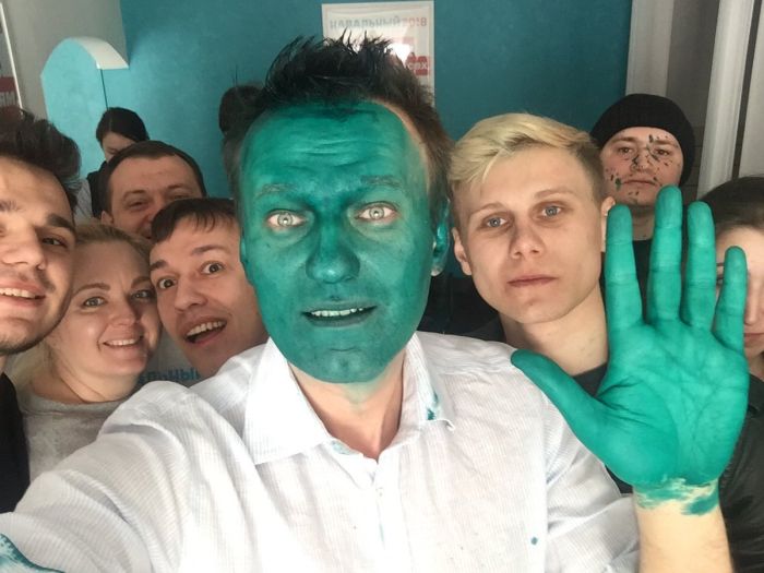 В Барнауле Алексея Навального облили зеленкой (2 фото)