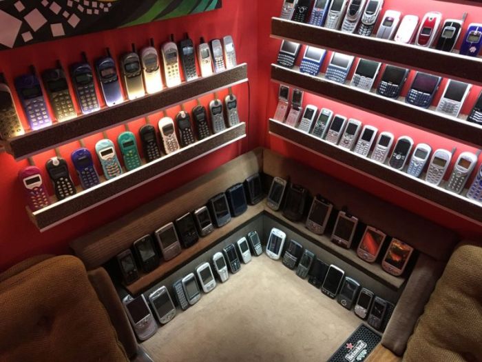 Житель Словакии открыл музей старых мобильных телефонов (14 фото)