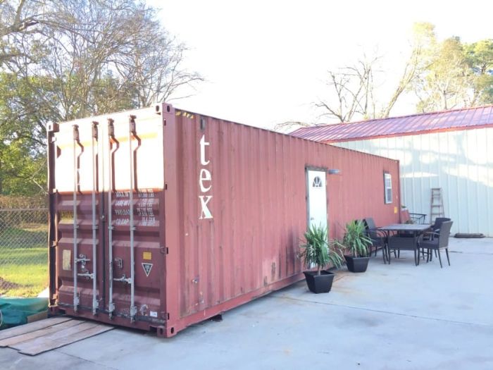 Компактный, но уютный дом в грузовом контейнере (10 фото)