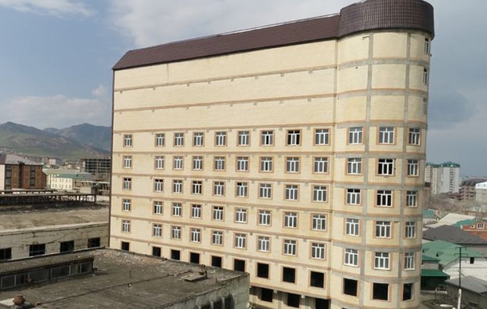 В дагестанской новостройке замуровали окна (3 фото)