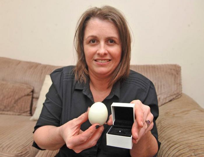Женщина нашла алмаз в вареном яйце (6 фото)