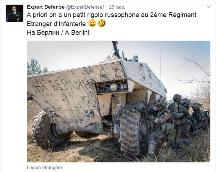 Русская надпись на бронетранспортере иностранного легиона Франции (2 фото)