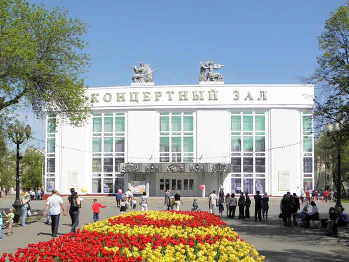 Закрытый на реконструкцию концертный зал Тамбова (2 фото)