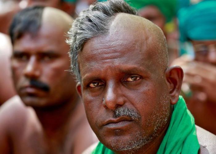 Индийские фермеры бреют голову на половину, хвастаются черепами самоубийц (9 фото)