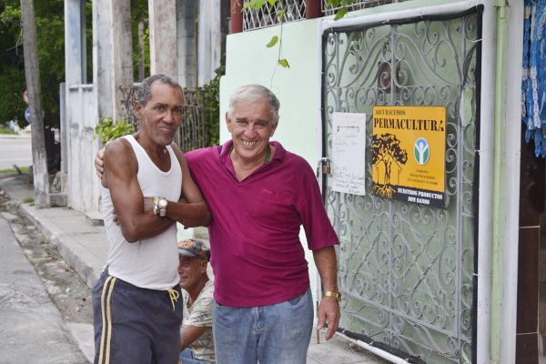Кубинский винодел натягивает на бутыли презервативы в качестве индикаторов (11 фото)