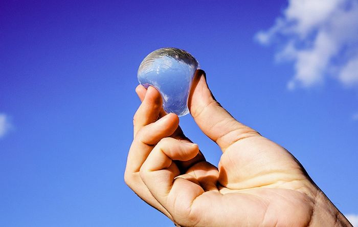 «Водяные пузыри» могут стать заменой пластиковой бутылке (7 фото)
