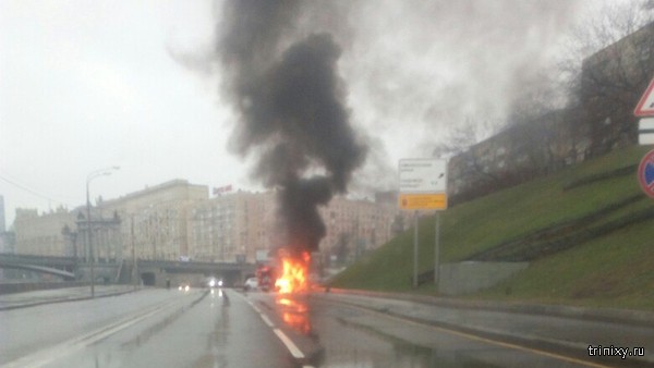 В Москве погиб стритрейсер на Maserati, врезавшийся в столб (4 фото)