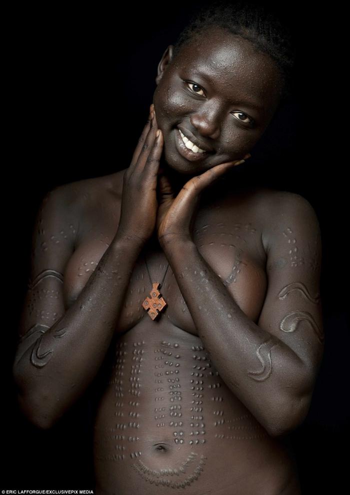 В Африке шрамы украшают не только мужчин (16 фото)