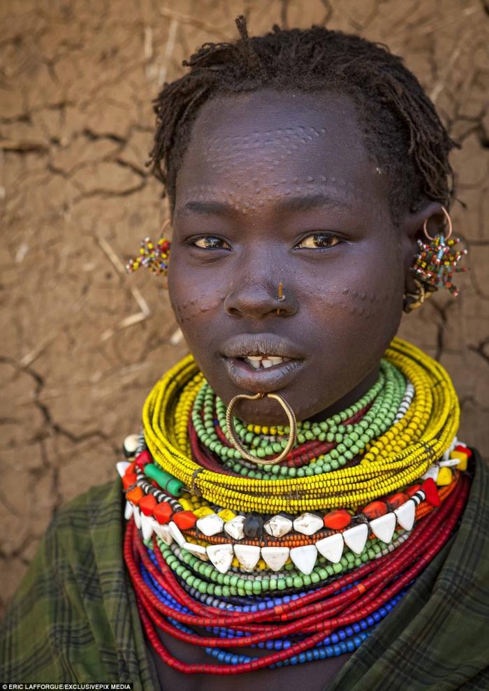 В Африке шрамы украшают не только мужчин (15 фото)