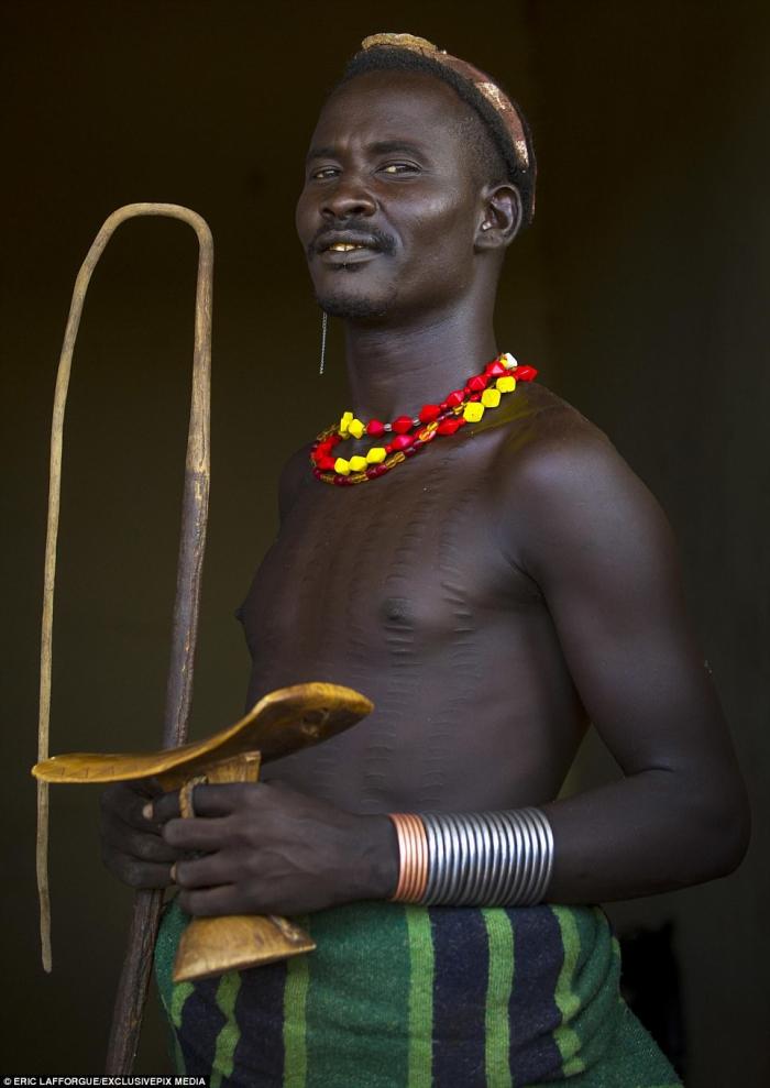 В Африке шрамы украшают не только мужчин (15 фото)