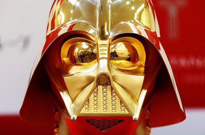 В Японии продадут золотой шлем за 1,4 млн долларов (3 фото)
