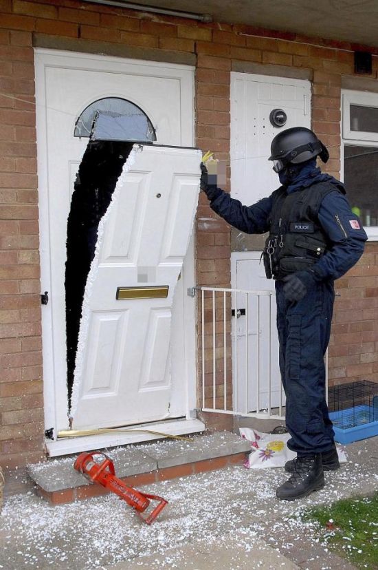 Полицейские оставили после себя необычный пролом в двери (4 фото)