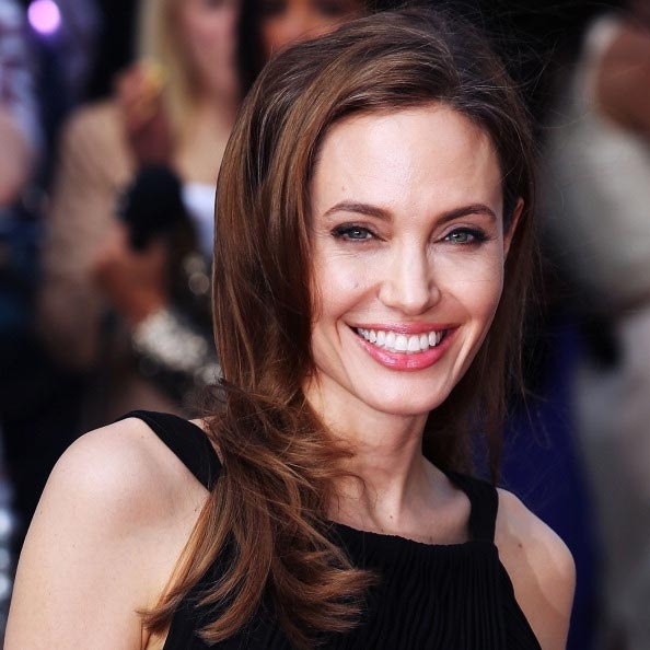 Эта женщина выглядит точь-в-точь как Анджелина Джоли (8 фото)
