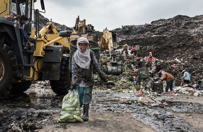Свалка в Индонезии, ставшая домом для 3000 семей (12 фото)
