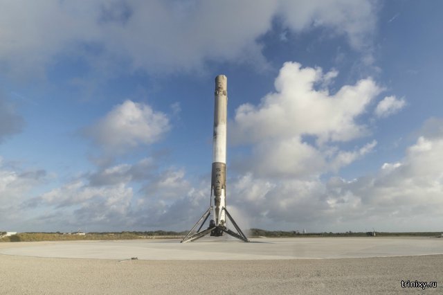 Falcon 9 вывел спутник-шпион на орбиту, а затем успешно приземлился (11 фото)