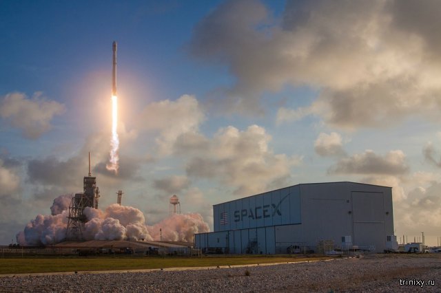 Falcon 9 вывел спутник-шпион на орбиту, а затем успешно приземлился (11 фото)