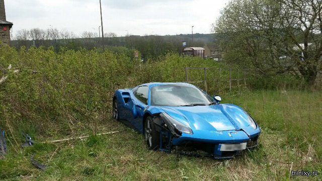 В английском поле нашли брошенный спорткар Ferrari 488 GTB (6 фото)