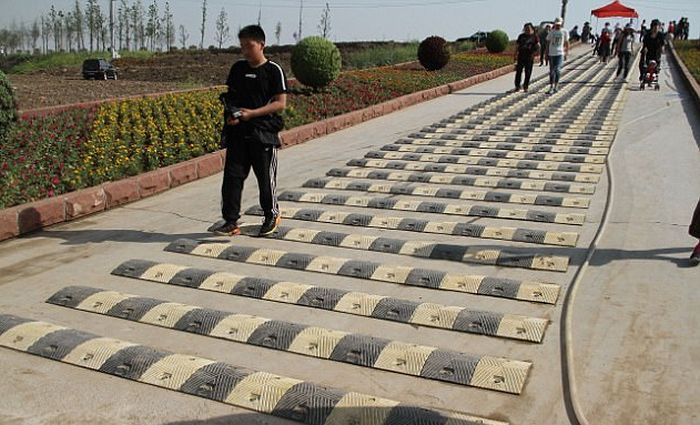В Китае установили 50 «лежачих полицейских» на пешеходной дороге (5 фото)