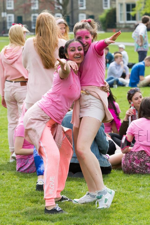 Студенты Кембриджского университета на традиционной вечеринке (31 фото)