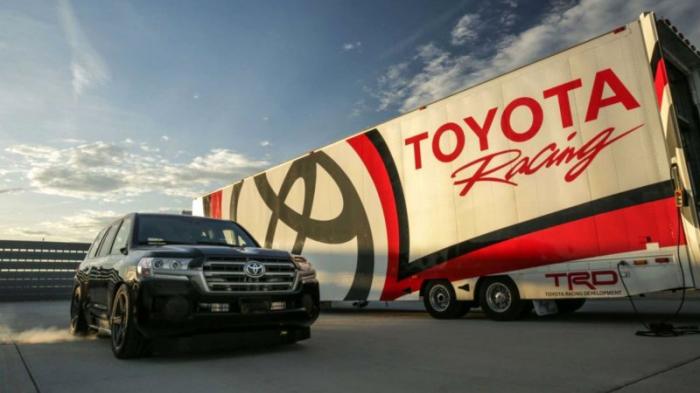 Toyota Land Cruiser разогнали до 370 километров в час (7 фото)