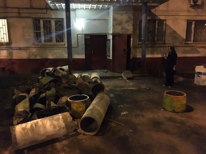 В московской многоэтажке неизвестные демонтировали мусоропровод (6 фото)