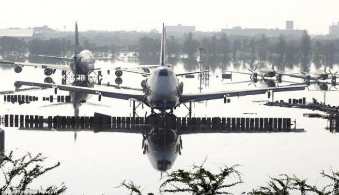 Затопленный аэропорт в Тайланде (5 фото)
