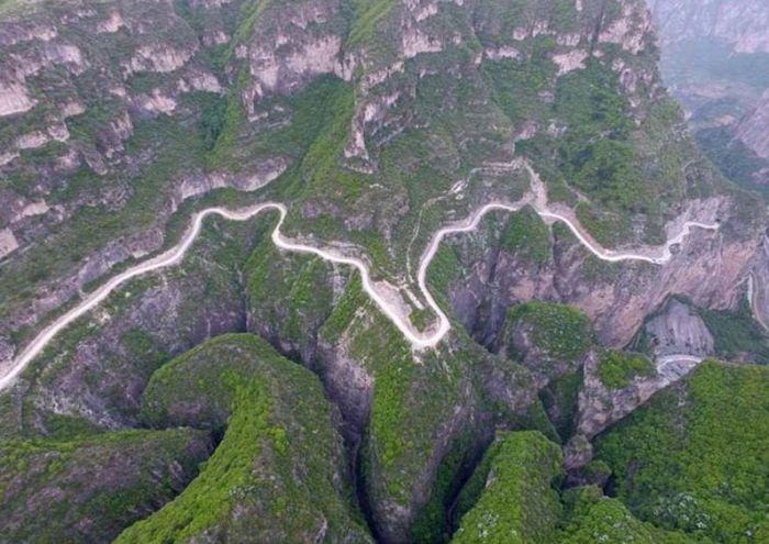 Китайская горная дорога, которую строили на протяжении 50 лет (6 фото)