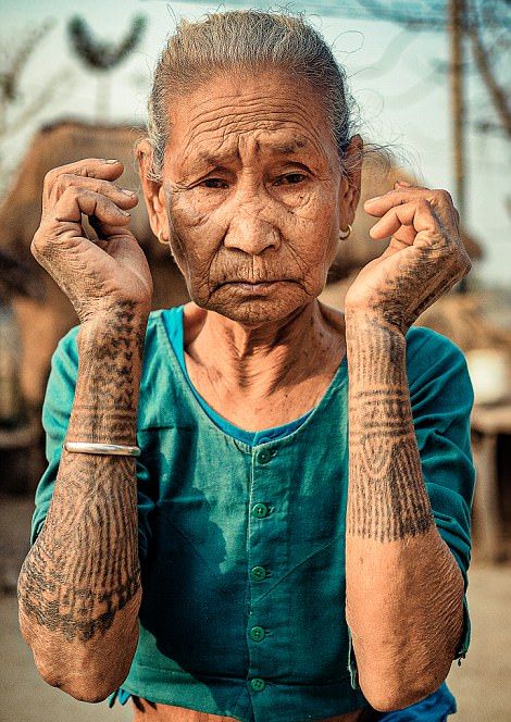 Татуировки на телах непальских девушек защищали их от сексуального рабства (15 фото)