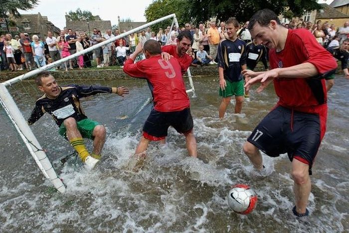 Мокрый футбол в Великобритании (5 фото)