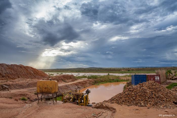 Как организована добыча сапфиров на Мадагаскаре (22 фото)