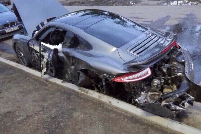 Работник сервиса разбил спортивный Porsche клиента (2 фото)