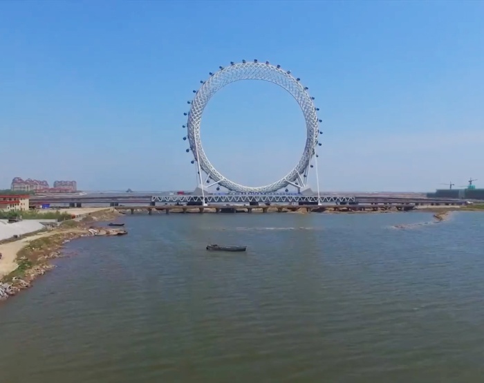 Самое высокое в мире колесо обозрения без спиц (4 фото)
