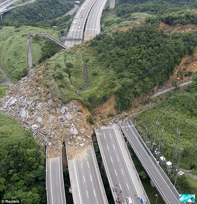 В Тайване оползень рухнул на Национальное шоссе (4 фото)