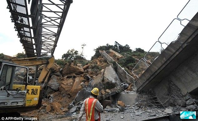 В Тайване оползень рухнул на Национальное шоссе (4 фото)