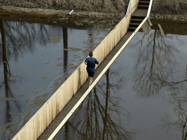 Moses Bridge - пешеходный мост ниже воды (6 фото)