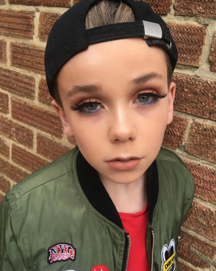 10-летний мальчик поразил интернет своими навыками макияжа (9 фото)