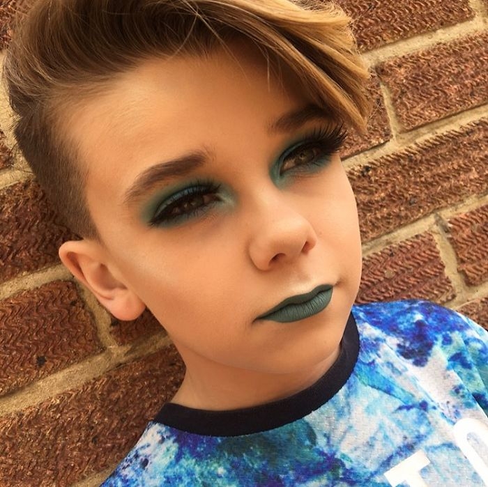 10-летний мальчик поразил интернет своими навыками макияжа (9 фото)